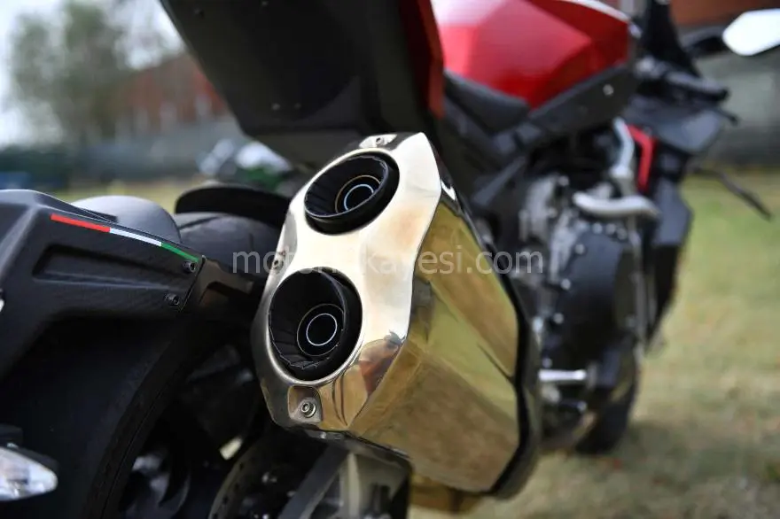 Kawasaki H2 Tesi yorumu, egzoz yakın çekim