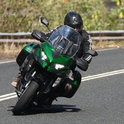 2020-kawasaki-versys-1000se-yeşil, yolda sola yatarken, önden