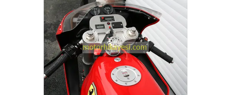 Ferrari F900 motosiklet, depo üstü ve ön taraf