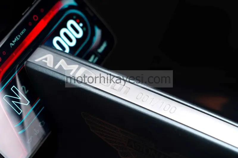 ASTON-MARTIN-AMB-001-Aston-and-Brough-Superior_gösterge önü, dikme ve seri no