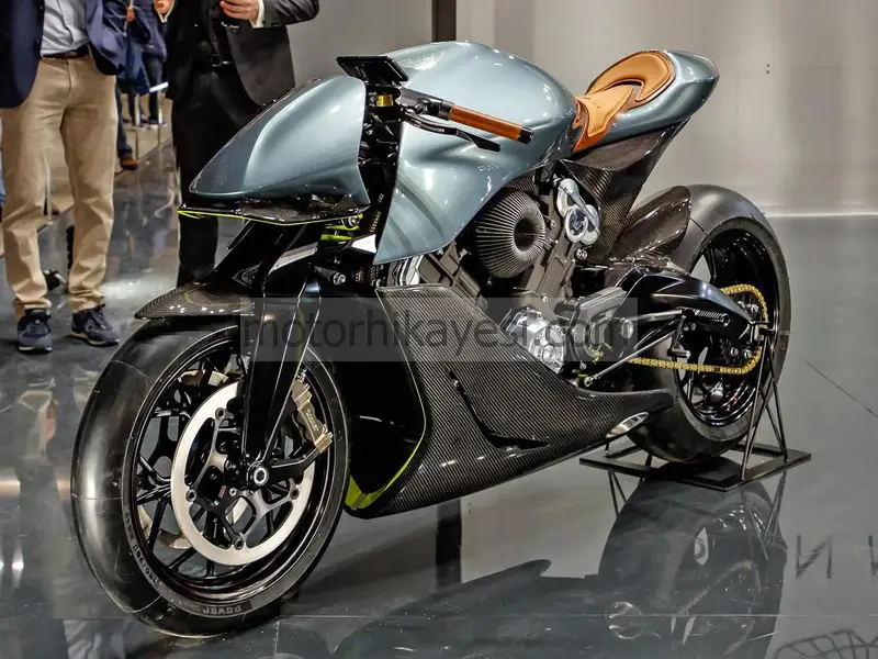 ASTON-MARTIN-AMB-001-Aston-and-Brough-Superior_sol alt taraf