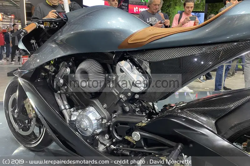 ASTON-MARTIN-AMB-001-Aston-and-Brough-Superior_sol yan taraf, yakın