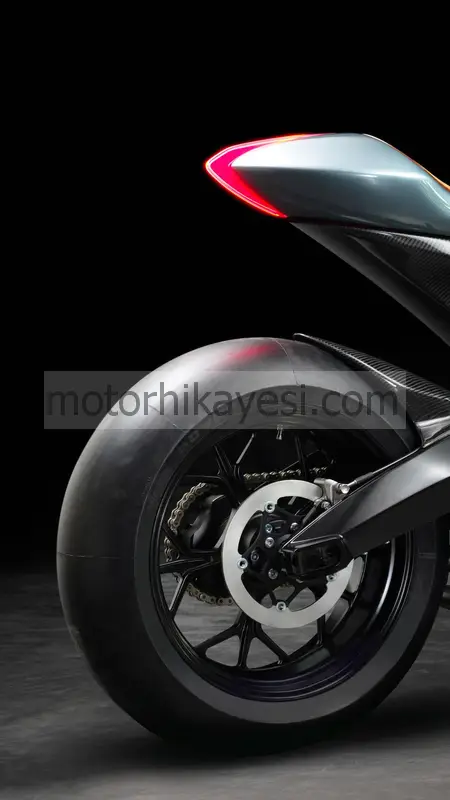 ASTON-MARTIN-AMB-001-arka taraf, sağ alttan
