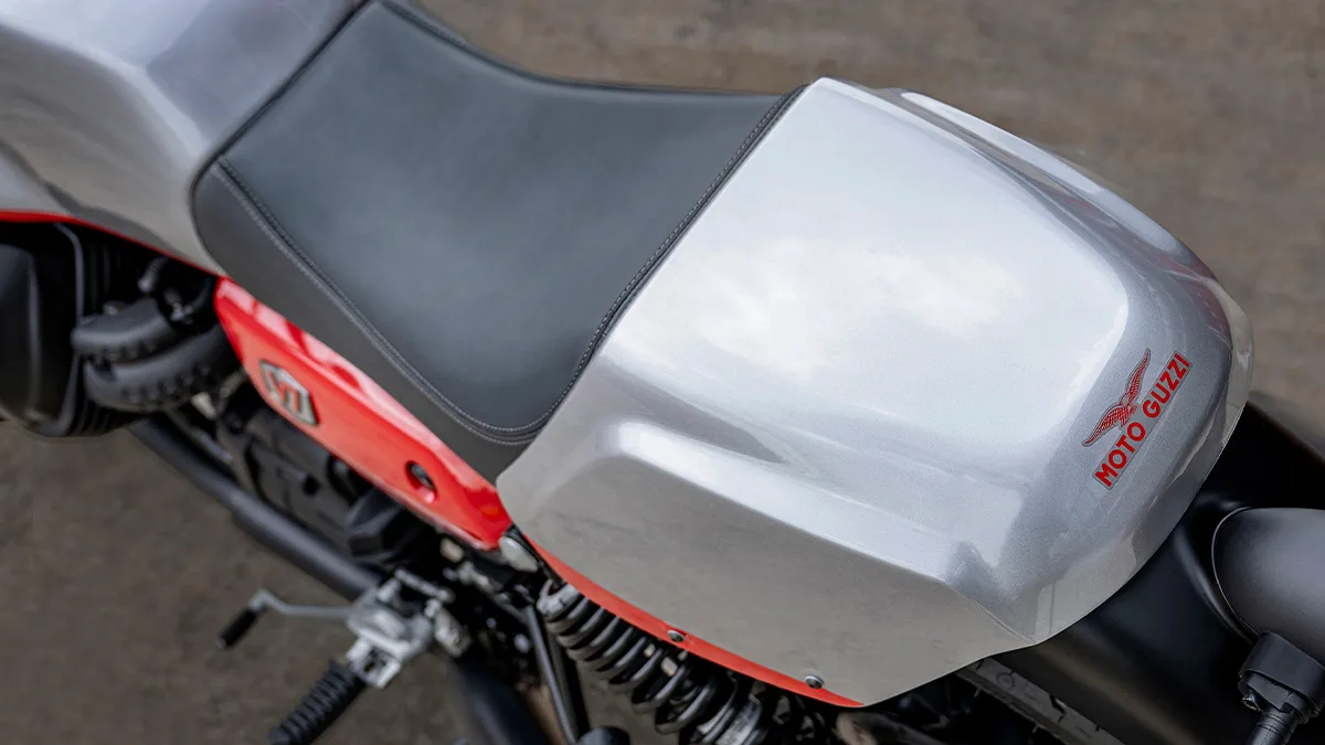 2024 Moto Guzzi V7 Stone Corsa incelemesi 4 v7 stone corsa arka taraf ustten cekim