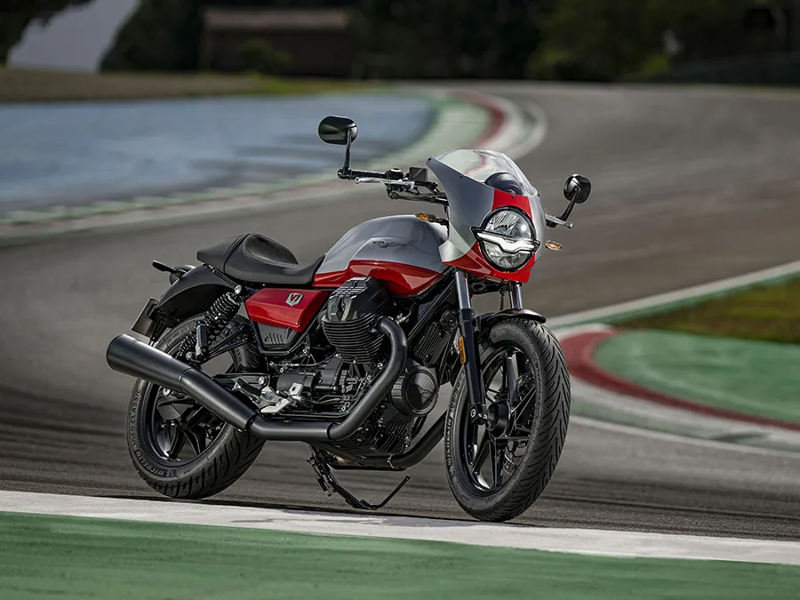 2024 Moto Guzzi V7 Stone Corsa incelemesi 2 2024 Moto Guzzi V7 Stone Corsa pistte, sağ yandan çekim