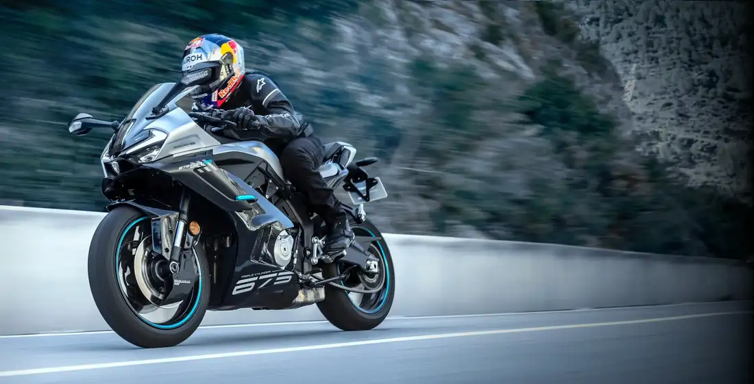 2025 CFMoto 675SR-R incelemesi 6 2025-Cfmoto-675-SR R R-yolda, sağ önden çekim