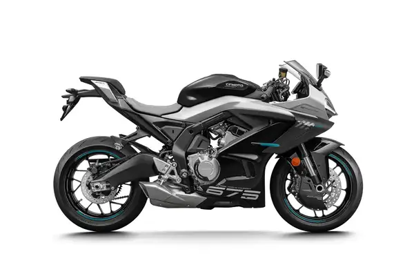 2025 CFMoto 675SR-R incelemesi 3 2025 CFMoto 675SR-R siyah, sağdan