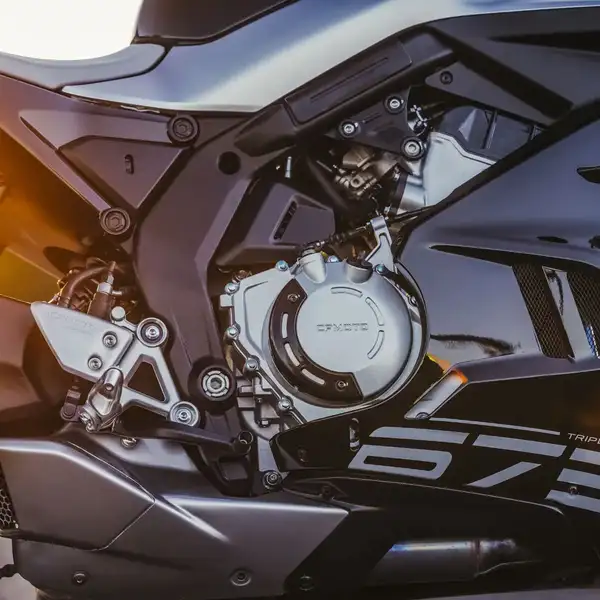 2025 CFMoto 675SR-R incelemesi 8 debriyaj tası