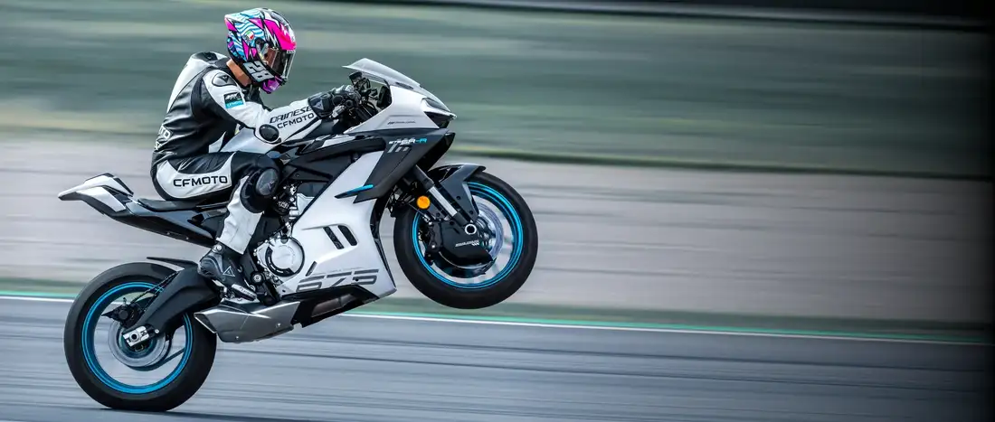 2025 CFMoto 675SR-R incelemesi 10 2025 CFMoto 675SR-R siyah, teker havada, sağdan