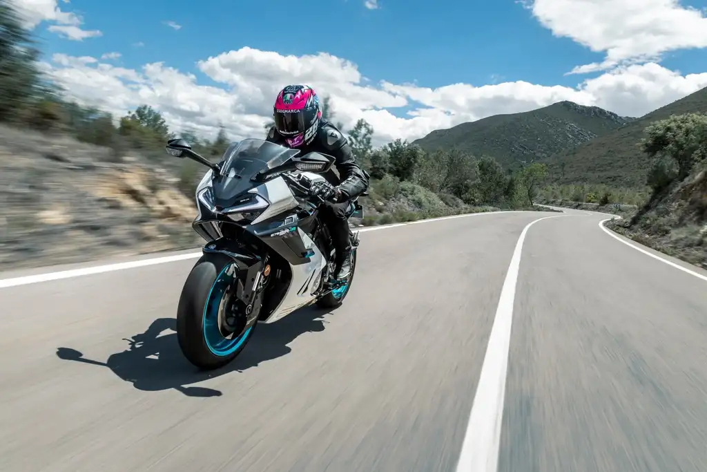 2025 CFMoto 675SR-R incelemesi 2 2025 CFMoto 675-SR R, siyah, yolda sağ önden çekim