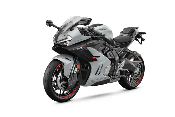 2025 CFMoto 675SR-R incelemesi 4 2025 CFMoto 675SR-R gri, sağ önden çekim