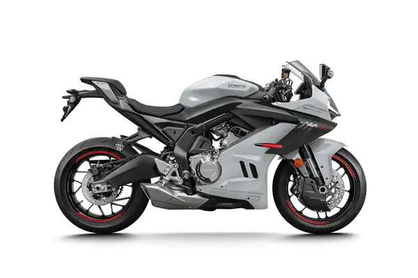 2025 CFMoto 675SR-R incelemesi 5 2025-675-SR R, gri, sağ profil